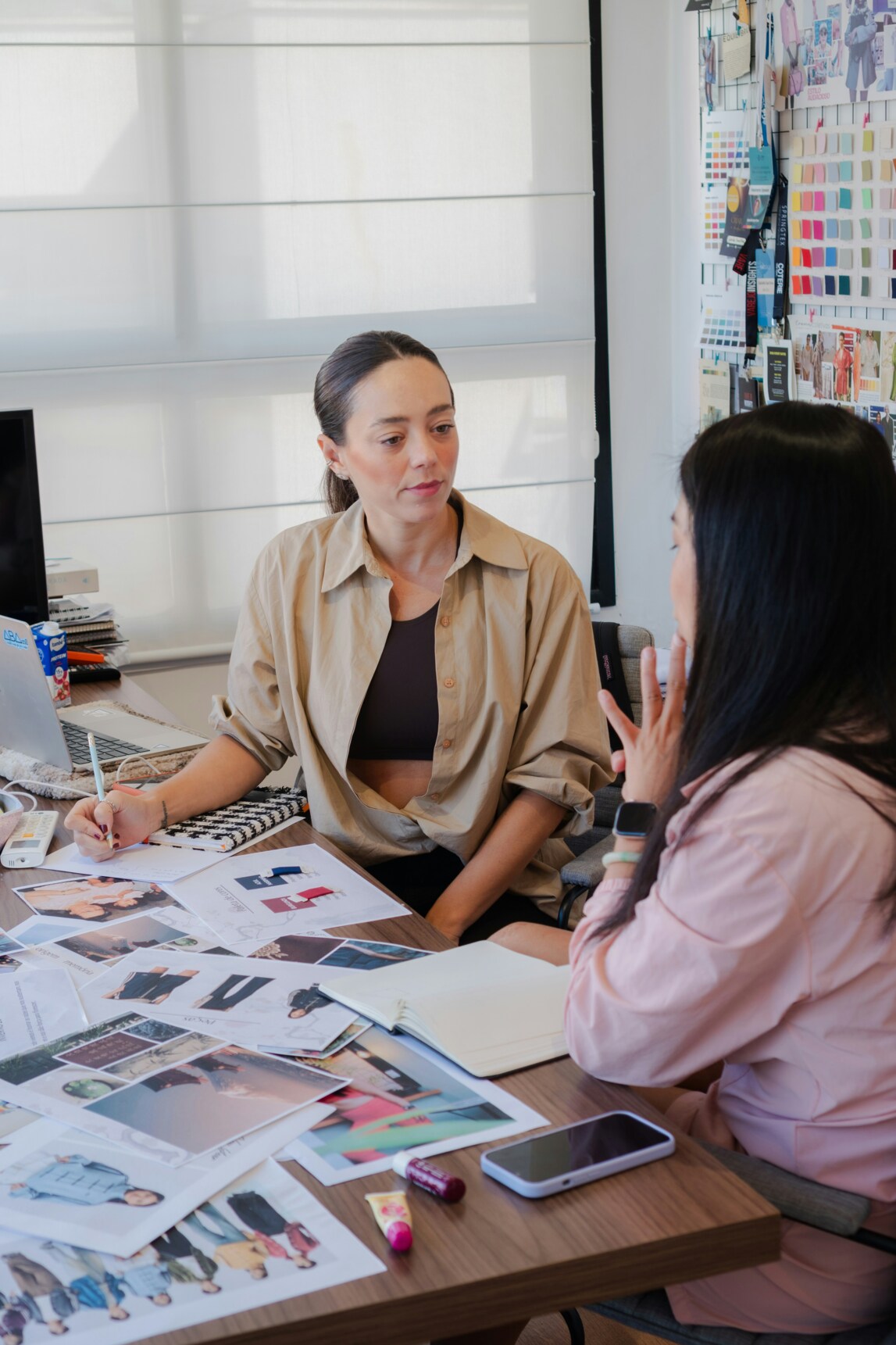 Older employee mentoring younger collegue